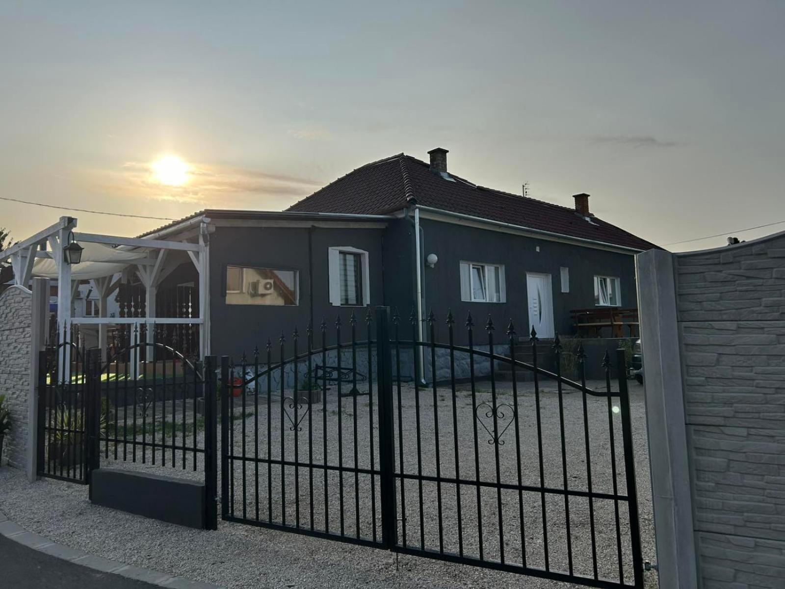 Jesolo Apartmanhaz บาลาตอนเคเรสตูร์ ภายนอก รูปภาพ